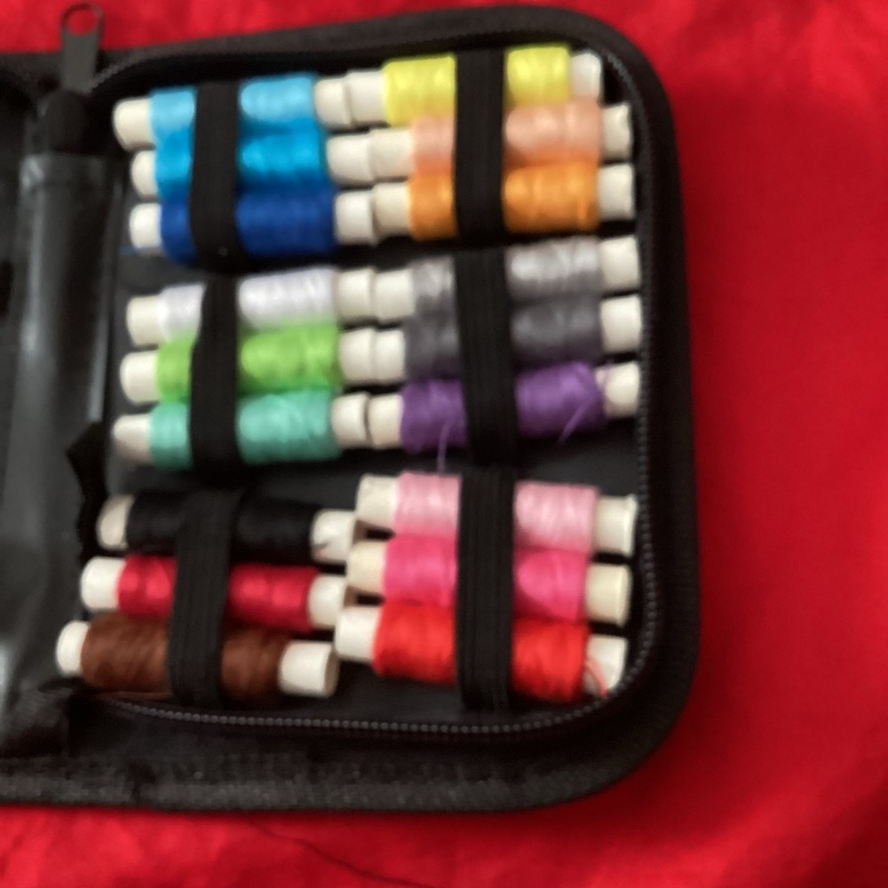Compact Sewing Kit with Multicolor Threads - Picture 2 of 9